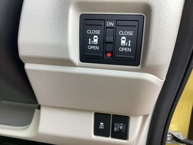 両側電動スライドドアです！