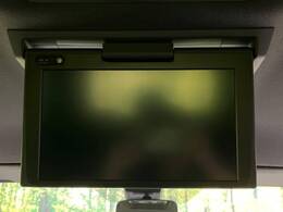【フリップダウンモニター】大画面モニターで後席でもエンタメをお楽しみいただけます。小さなお子様にも大人気の装備です♪