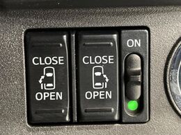 【両側パワースライドドア】スマートキーや運転席のスイッチで後席両側スライドドアの開閉が可能♪電動だから力を入れてドアを開ける必要が無く、小さなお子様でも簡単に開け閉めでき快適です♪