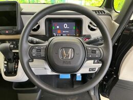 【ホンダセンシング】衝突軽減ブレーキ、車線逸脱抑制、誤発進抑制機能などの予防安全機能をセットで装備。さらにアダプティブクルーズコントロール、オートハイビーム機能が快適なドライブをアシストします。