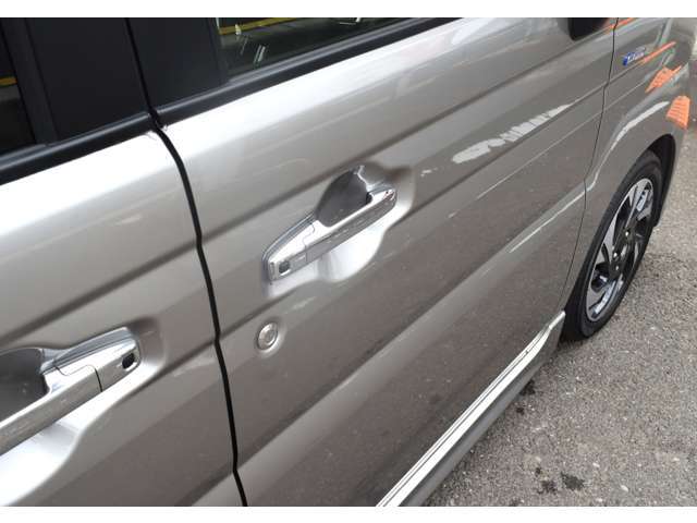 ☆常に運転する際に触るドアノブも傷が少なく綺麗です☆