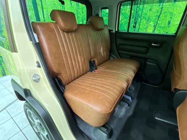 後部座席も気になるようなキズ・汚れやへたり等、大きなダメージはなく、良好な状態です。