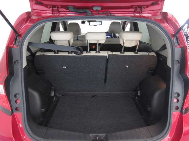 後部座席に座れる状態でも荷室はこれだけ広さがあります！お出かけやお買い物にも重宝します。ついつい買い物しすぎても安心ですね♪