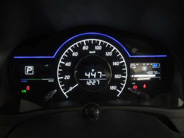 シンプルなメーターになっており、とても見やすくなっております！平均燃費、ガソリン残量、時刻や走行距離などしっかり確認できます！