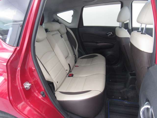 ◆後部座席◆後席も大人の方でもゆったり乗れるスペースを確保。足元も深くシートのクッションも柔らかくロングドライブの疲労を軽減してくれます。