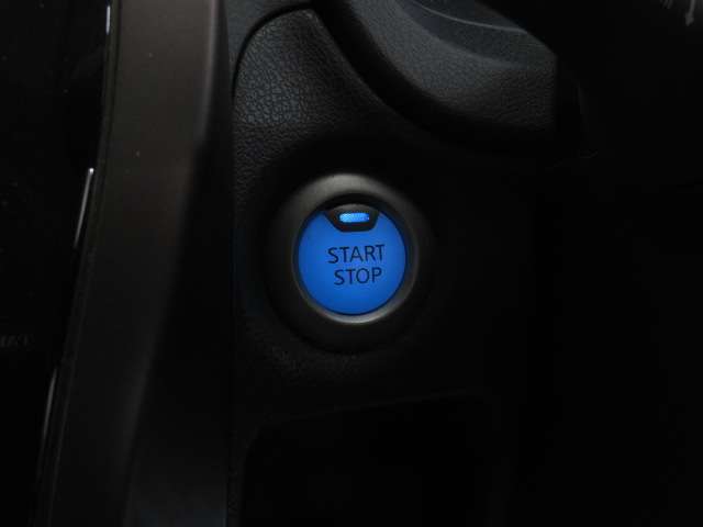 プッシュスターター☆ボタン1つでエンジン始動できます。同時にエンジンイモビライザーという装置でオーナーが持っている鍵が無いとエンジンがかけられない仕組みになっていて、盗難防止にもなっています。