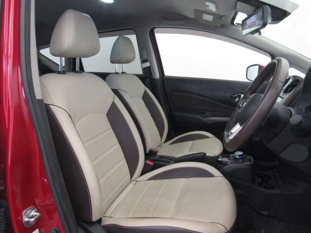 ◆前面ドア運転席◆ドアの開口が広く乗降ラクラク。シートの幅も広く運転していてもストレスを感じません。足元も広く快適なドライブを演出してくれます。