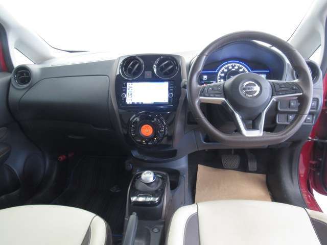 ◆室内前方◆足元が深くゆったりしていてストレスを感じません。シートのクッションもやわらかくロングドライブの疲労を軽減してくれます。