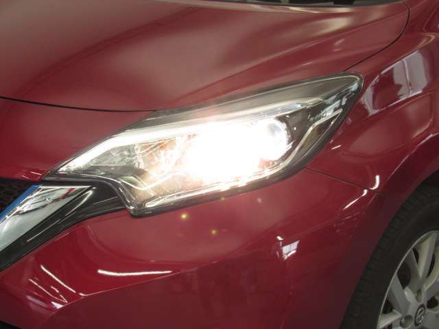 夜間走行の様々な局面に向けて、LEDヘッドランプで視認性をしっかり確保☆ハロゲンヘッドランプのおおよそ2倍の光量で、広範囲に明るくドライバーをサポートしてくれます。