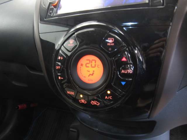 温度を調整すれば自動で設定してくれるオートエアコンです。液晶パネル表示で確認もしやすいですよ。