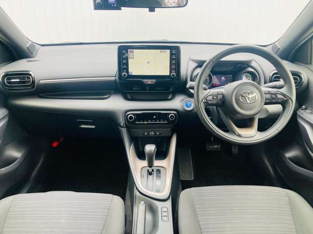 【内装全体】　車内広々快適空間♪使いやすい操作パネルで操作もラクラク♪ゆったり乗れて運転が楽しくなっちゃいます☆
