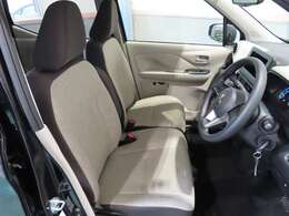 大きなベンチシートで足元もヒロビロ■大型シートで座り心地は快適♪中央にはアームレストが付いてゆったりドライブ♪　シートヒーター（運転席＆助手席）装備(*^-^*)