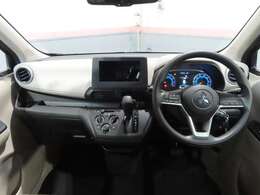 シフトレバーをダッシュパネルセンターに装備。運転席、助手席の足元すっきり！