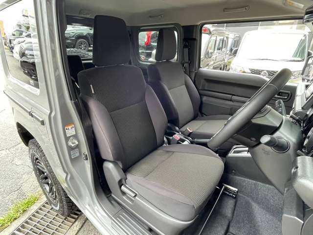 【運転席】気になるシミ、汚れもなく良好なコンディションです。
