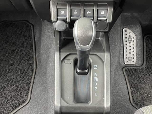 シフトレバーも気になる汚れ、傷スレなどなく、キレイな状態です。