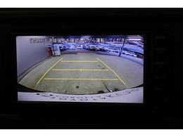 後方の死角を軽減し、狭い場所での切替しや駐車もしやすくなるバックモニターを装備しています。