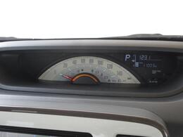 大きなスピードメーターがあり、夜間には程よい照明で視認性も良好です！