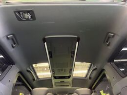 【大型サンルーフ】車内の解放感が一気に上がる大型のパノラマルーフ！季節を問わず開放的で快適なドライブをお楽しみいただけます。流通量も少なく希少価値の高い人気の装備です♪