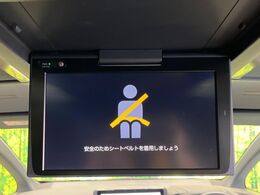 【純正12型フリップダウンモニタ】カーナビで再生したDVD映像などを後席で観られる後席モニタ。前席と後席でそれぞれが楽しめる前後個別再生機能も。ドライブがより楽しくなります。