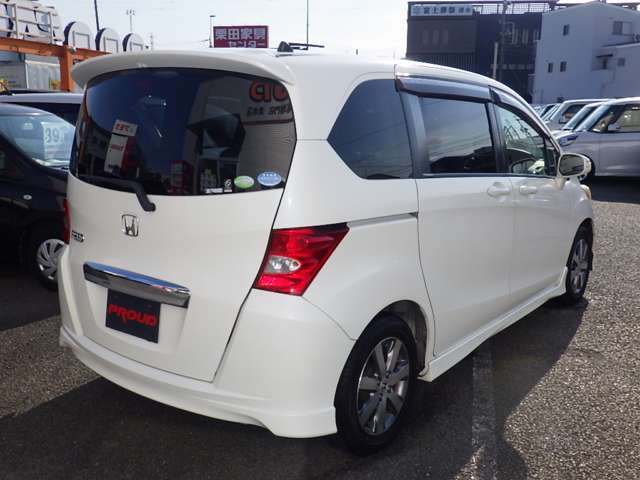 車両入庫チェックではエンジン・機関系をはじめ、電装装備、内装など100項目以上のチェックをしています。試乗も行なっていますのでご安心下さい。