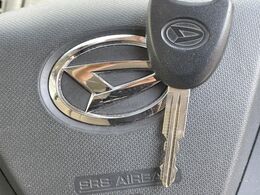 【キーレス】少し離れた場所からでもボタン一つでドアの開錠・施錠ができるのでとっても便利！ドアの鍵穴周りに傷をつけることもありません♪