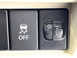 【横滑り防止装置】車両の横滑りを感知すると、自動的に車両の進行方向を保つように車両を制御します。雨の日など滑りやすい路面状況でも安全な運転が可能です。