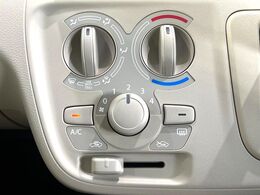 寒い冬も暑い夏も全席に快適な空調を届けてくれる、ダイヤル式エアコンを装備♪