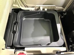 【シートアンダーボックス】シートの下に大容量の収納スペースが備わっており、靴や洗車グッズなど、外から見られたくないものをすっきり収納できて便利！