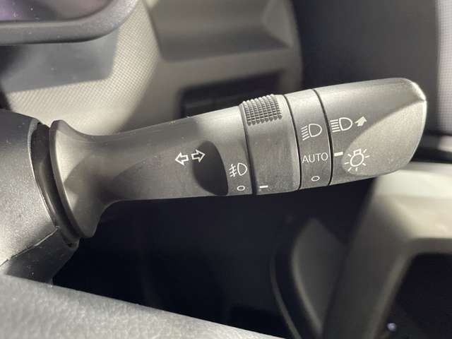 【オートライト（AUTO）】外の明るさをシステムが感知して、自動でヘッドライトが点灯します！ヘッドライトをつけ忘れを防ぐ便利機能です。