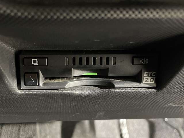 【ETC】有料道路を利用する際に料金所で停止することなく通過できる、ETC車載器（ノンストップ自動料金収受システム機器）が装備されています。セットアップを行うことで利用可能になります。