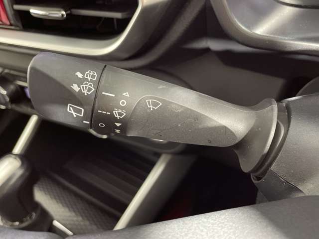 【オートワイパー（AUTO）】雨が降り出した時に、雨滴検出用センサー（レインセンサー）が雨滴を感知すると、自動でワイパーが動作します。