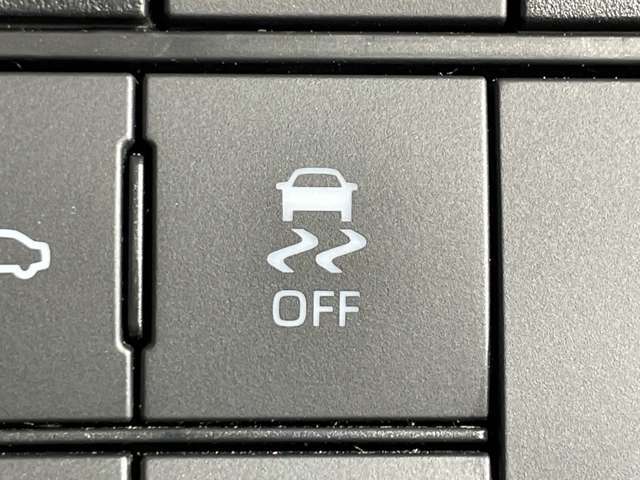 【横滑り防止装置（ダイハツビークルスタビリティコントロールシステム）】雨や雪で滑りやすい路面などで横滑りが発生した時、ブレーキとエンジン出力を自動的にコントロールし、優れた車両安定性を実現します！