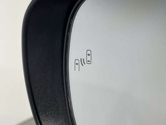 【ブラインドスポットモニター（BSM）】＆【リヤクロストラフィックアラート（RCTA）】後方を横切るクルマを検知し、ドアミラーの点滅・ブザーによりお知らせいます！後退時の安全確認を補助します。