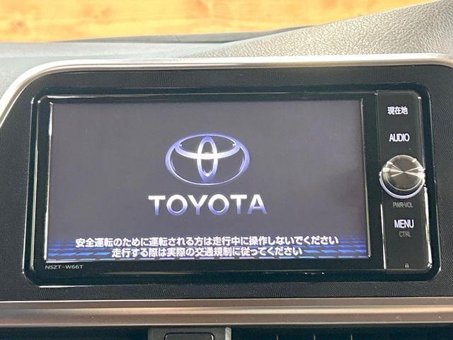 【純正ナビ】人気の純正ナビを装備しております。ナビの使いやすさはもちろん、オーディオ機能も充実！キャンプや旅行はもちろん、通勤や買い物など普段のドライブも楽しくなるはず♪