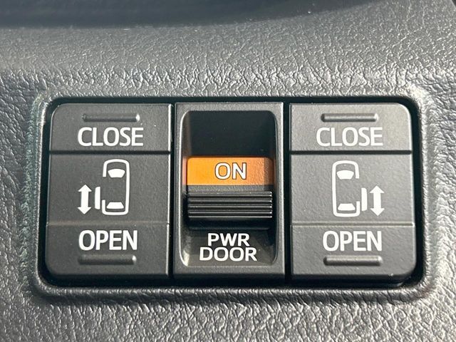 【両側パワースライドドア】スマートキーや運転席のスイッチで後席両側スライドドアの開閉が可能♪電動だから力を入れてドアを開ける必要が無く、小さなお子様でも簡単に開け閉めでき快適です♪