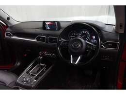 KF系マツダのCX-5、前期モデルが入荷！軽油で走行するディーゼル車です。車両重量1680kg・JC08モード燃費は17.2km/L・直列4気筒ターボエンジン・175馬力のお車です（※カタログ参照）。