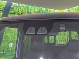 【スマートアシスト】走行中に前方の車両等を認識し、衝突しそうな時は警報とブレーキで衝突回避と被害軽減をアシスト。より安全にドライブをお楽しみいただけます。