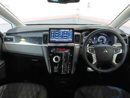 シフトレバーをダッシュパネルセンターに装備。運転席、助手席の足元すっきり！