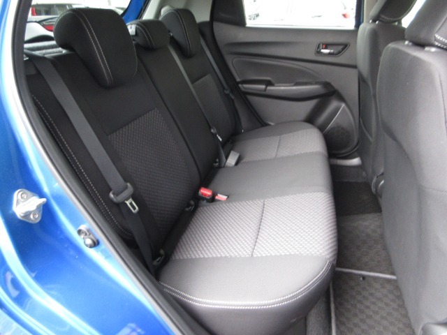 リアシートは、シートの座面を考慮し、適度なホールド感をもたせ、ゆとりある着座姿勢を保てるようにシートバックの角度を適度に設定したシートにしています。長距離にも十分適してます。