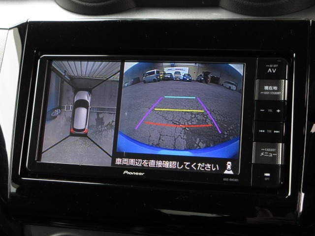 全方位モニターは、クルマの真上から見ているかのような映像によって、周囲の状況を知ることで、駐車を容易に行うための支援技術です。