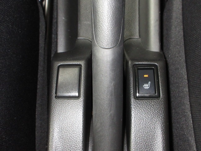 運転席シートヒーターが付いてます。寒い冬でもスイッチONで座面をあたたかくして、ドライブをさらに快適にしてくれます。