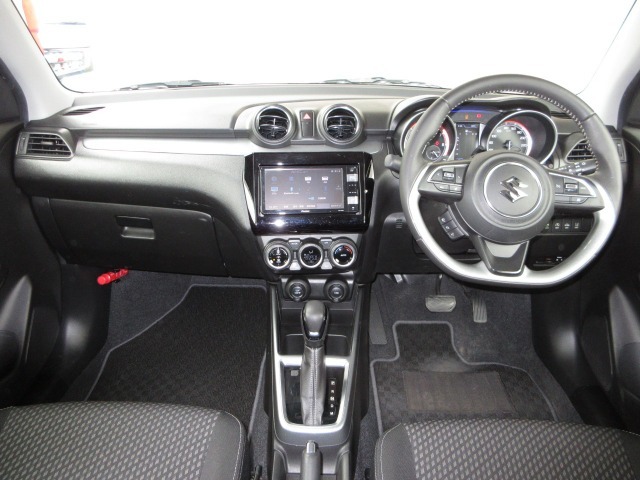 握りやすいハンドルには、オーディオコントロールとクルーズコントロールスイッチが装備されており、ハンドルから手を離さずに操作が出来ます。感覚で操作ができて便利で安全ですね！