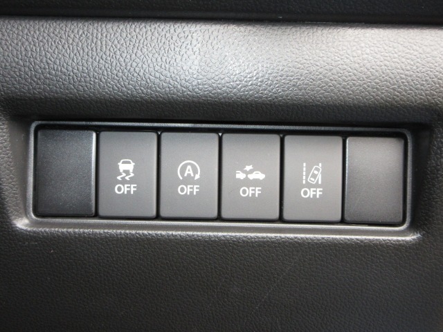 VST（車両挙動安定化制御システム）とは、従来の車輪のロックを防ぐABS、車輪の空転を抑制するTCSに加え、クルマの横滑り、曲がるを制御し、走る・曲がる・止まるの全領域で安定性を確保するシステムです。