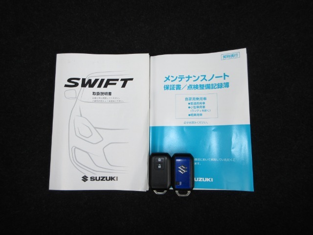 カギをバッグやポケットに入れたままでもドアロックの開閉やエンジン始動ができる『スマートキー』付き！暗くなってもキー穴を捜す必要が無くとっても便利ですから人気の装備です！