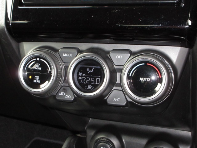 エアコンはオートエアコンでお好みの温度調整が出来、オールシーズン快適にドライブできます！リア席はプライバシーガラスで夏も涼しく過ごせます！