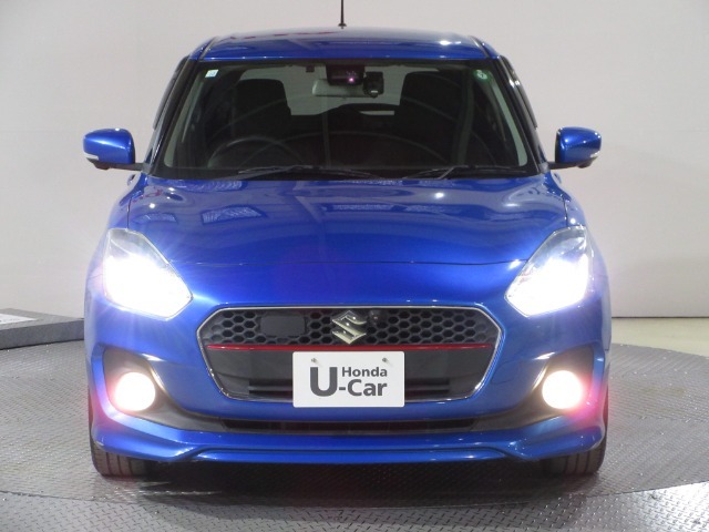 ハロゲンより明るく、より遠くまでさらなる安心感のあるLEDヘッドライトを採用。照射軸の上下方向を自動調整するオートレベリング機構、点灯忘れも防止できるオートライトコントロール機構付きです。