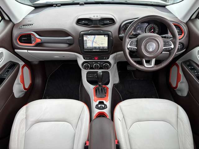 車内はご覧の通り清潔感のある室内でございます♪スイッチ類などもシンプルな操作のしやすいものですので機械が苦手な方でも安心ですね♪もちろん禁煙車なので煙草の匂いや焦げ跡はございません♪