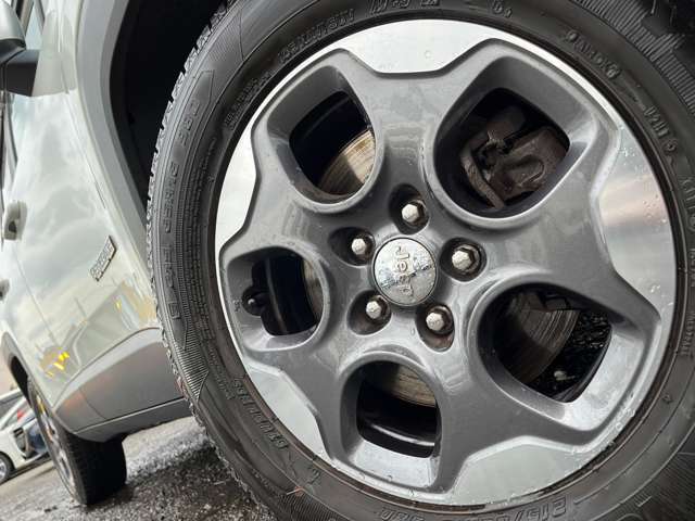 ボディとマッチした純正アルミ装着車となっております♪ガリキズやブレーキダスト等の汚れも少なくキレイな状態です♪車は足元からと言葉がピッタリな車両です♪夏・冬タイヤのご相談もお気軽にお申し付けください♪