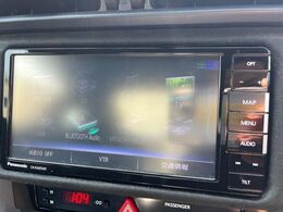 【純正ナビ】人気の純正ナビを装備。オーディオ機能も充実しており、Bluetooth接続すればお持ちのスマホやMP3プレイヤーの音楽を再生可能！毎日の運転がさらに楽しくなります！！