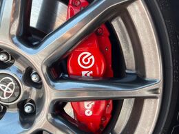 【ブレンボ製キャリパー】ハイパワー車両には強力なブレーキが必須！世界のスーパーカーにも採用されるイタリアの高級メーカー「ブレンボ」を装着！色鮮やかなキャリパーがスポーティな印象を引き立てます♪